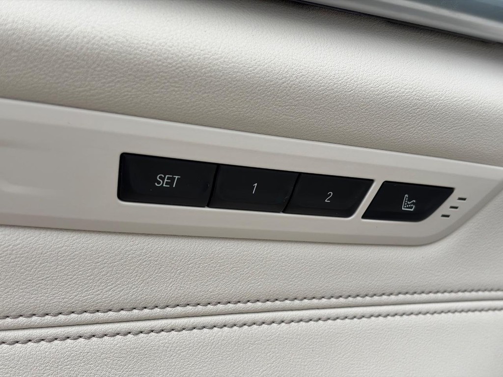 BMW 5 Series Vehicle Full-screen Gallery Image 21