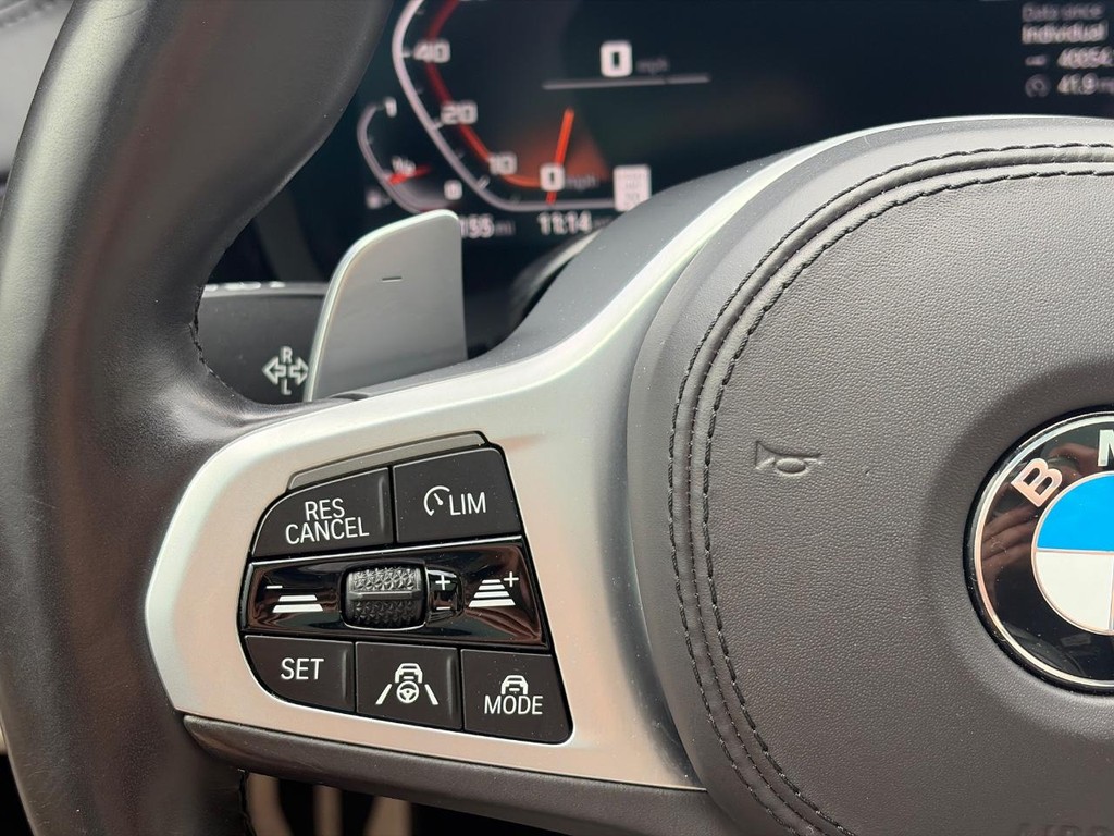 BMW 5 Series Vehicle Full-screen Gallery Image 23