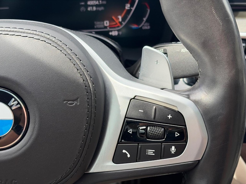 BMW 5 Series Vehicle Full-screen Gallery Image 24