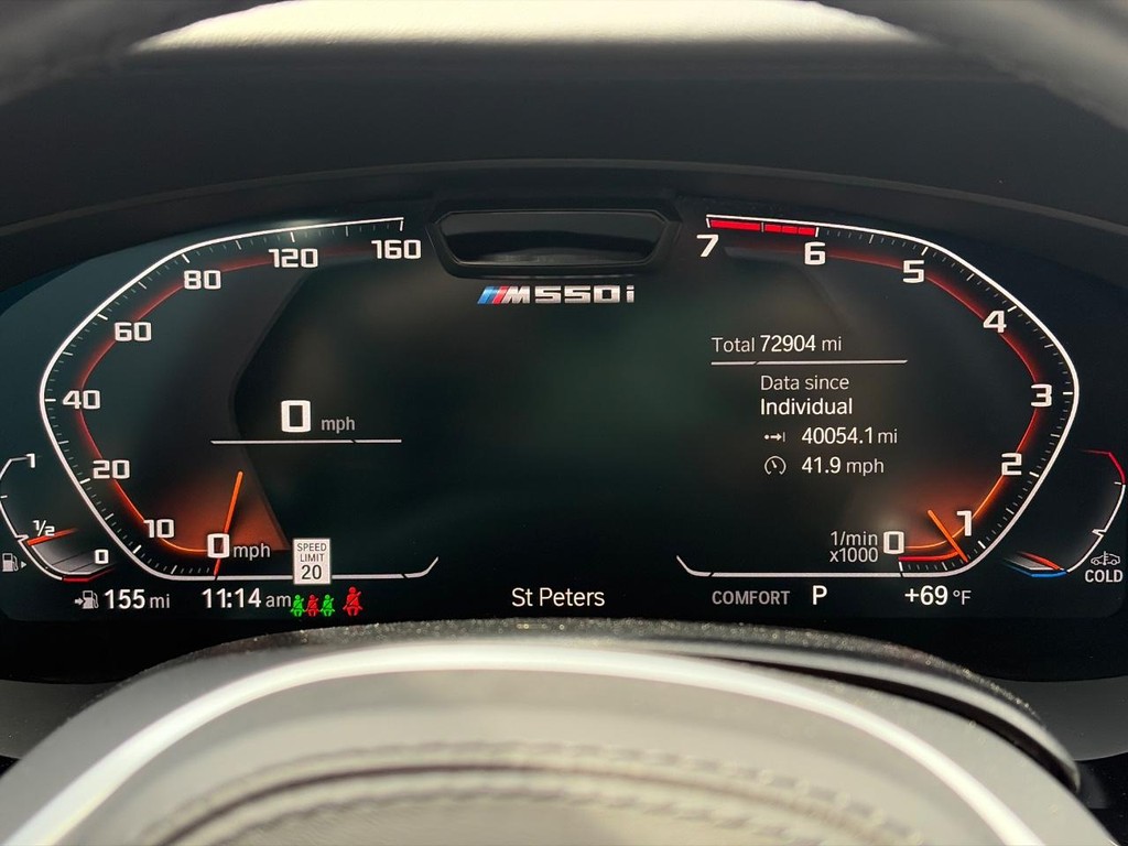 BMW 5 Series Vehicle Full-screen Gallery Image 25