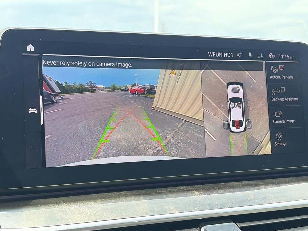 BMW 5 Series Vehicle Full-screen Gallery Image 27