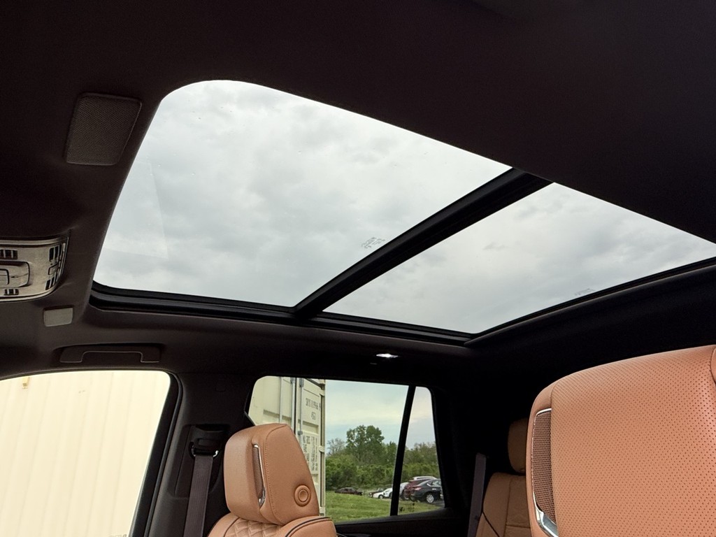 Cadillac Escalade Vehicle Full-screen Gallery Image 04