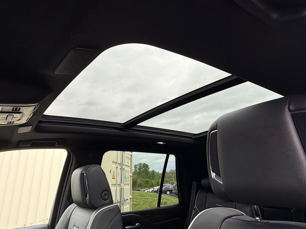 Cadillac Escalade Vehicle Full-screen Gallery Image 04