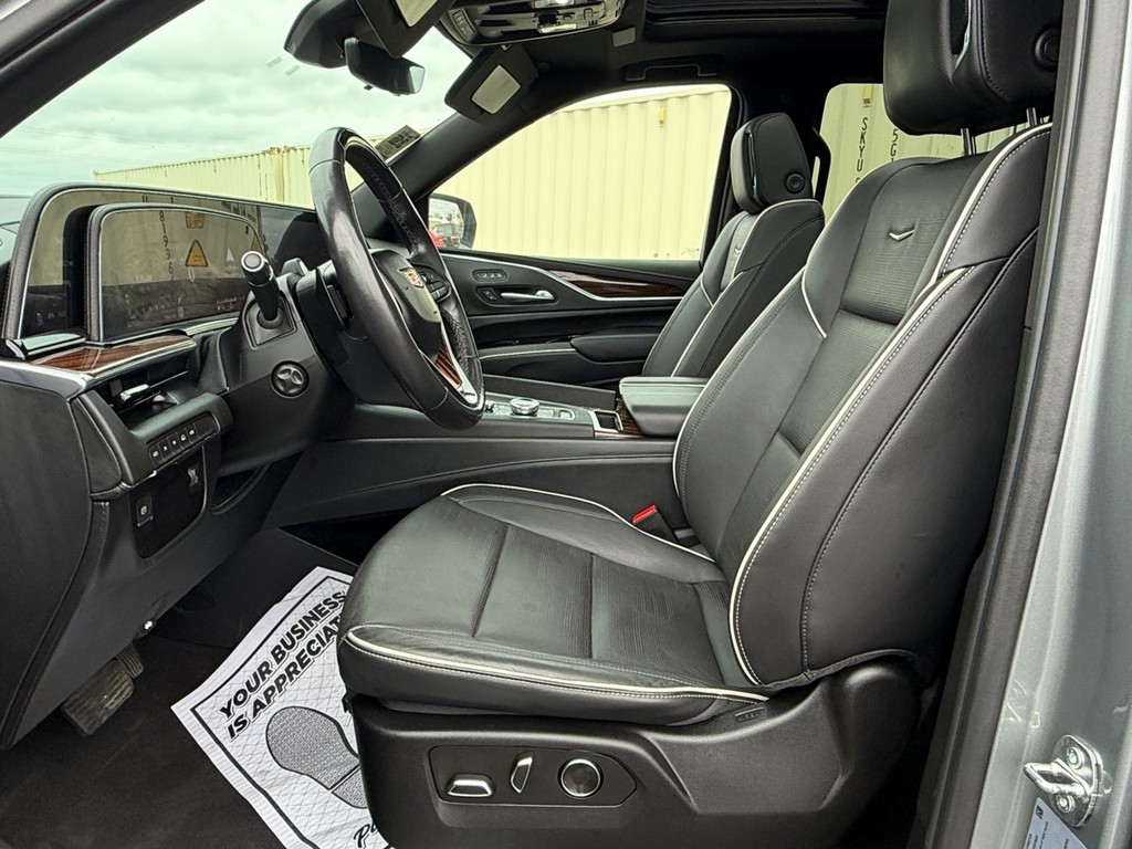 Cadillac Escalade Vehicle Full-screen Gallery Image 05