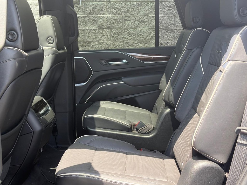 Cadillac Escalade Vehicle Full-screen Gallery Image 07