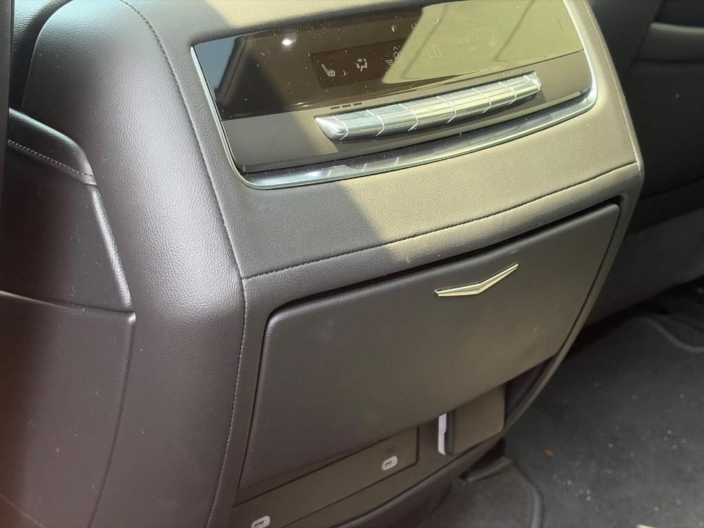Cadillac Escalade Vehicle Full-screen Gallery Image 08