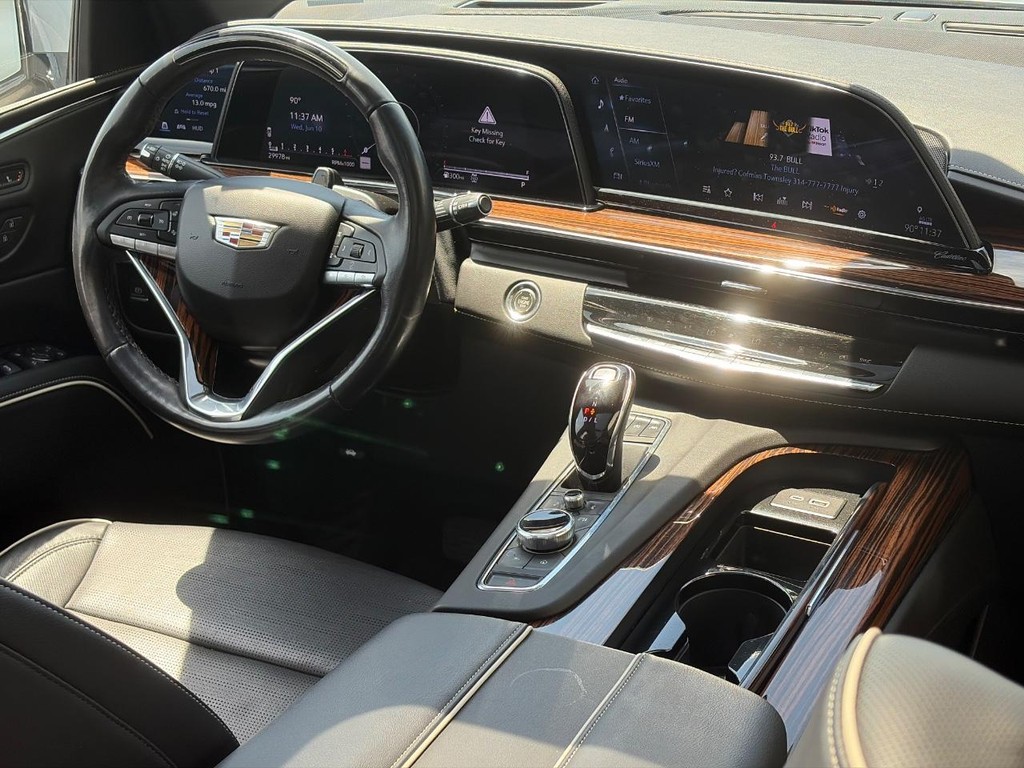 Cadillac Escalade Vehicle Full-screen Gallery Image 10