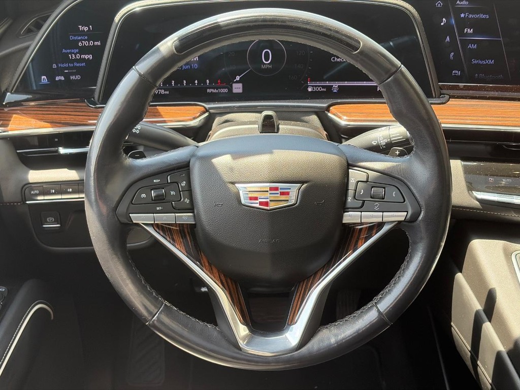 Cadillac Escalade Vehicle Full-screen Gallery Image 11
