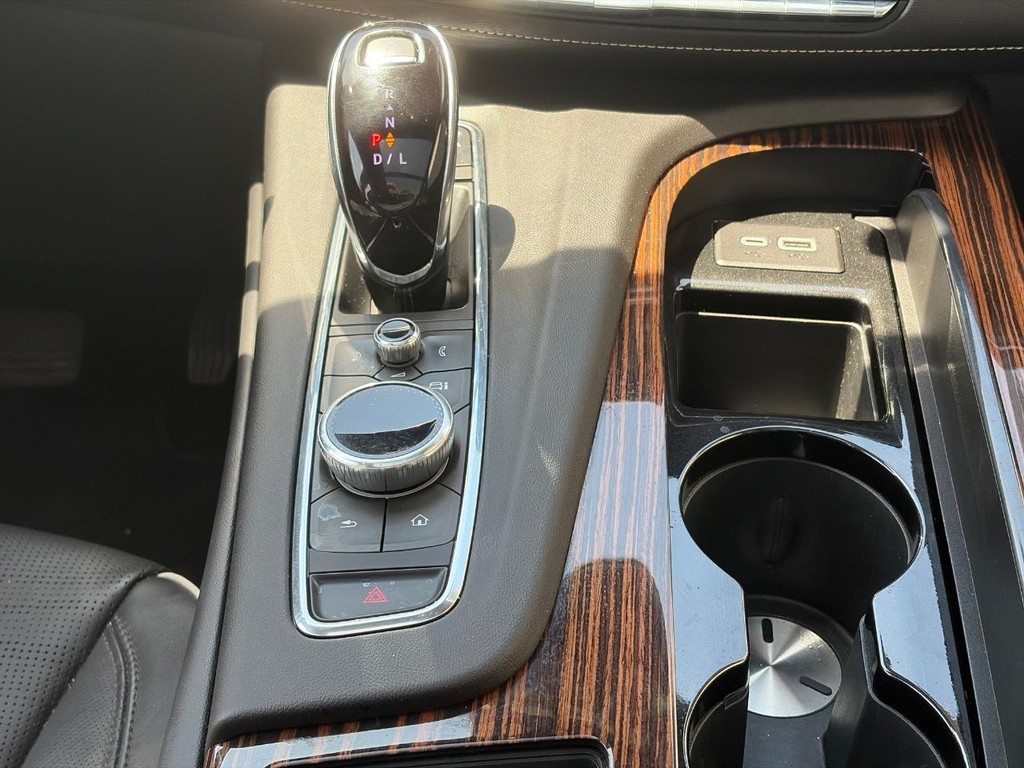 Cadillac Escalade Vehicle Full-screen Gallery Image 13