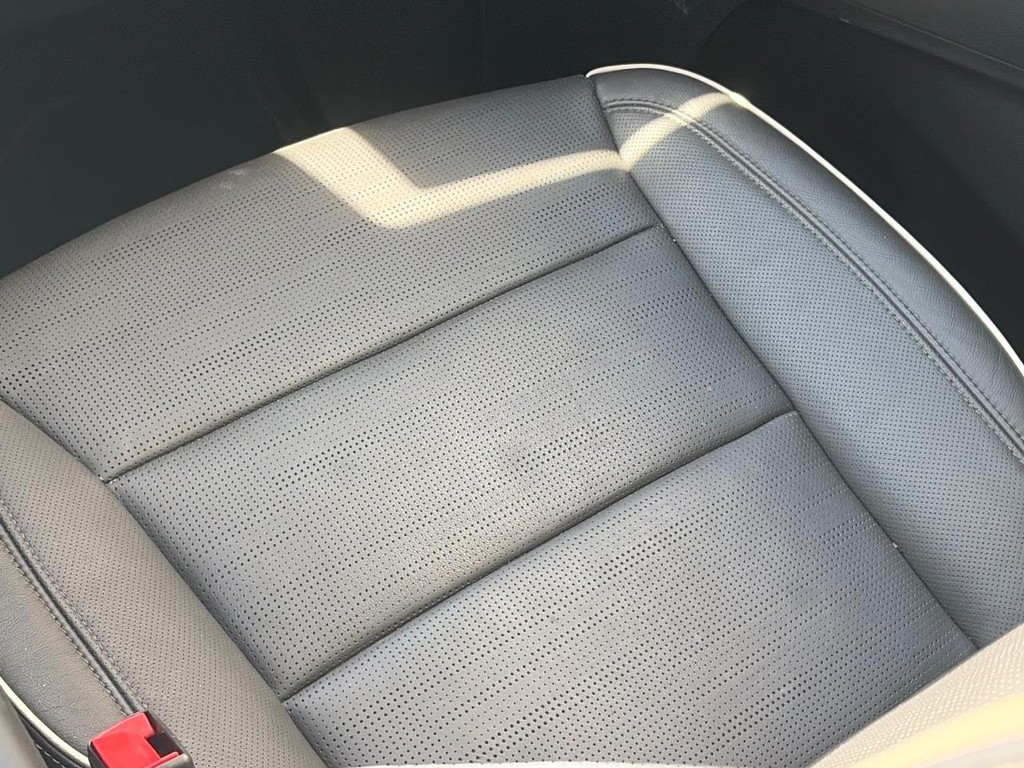Cadillac Escalade Vehicle Full-screen Gallery Image 14