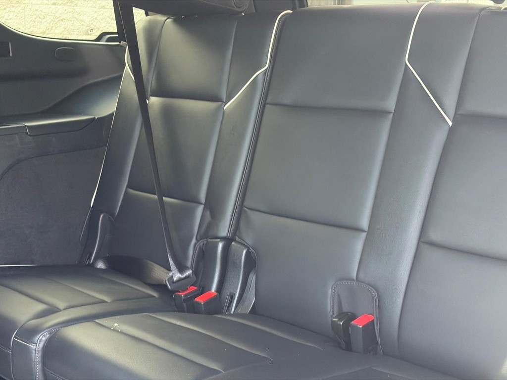 Cadillac Escalade Vehicle Full-screen Gallery Image 15