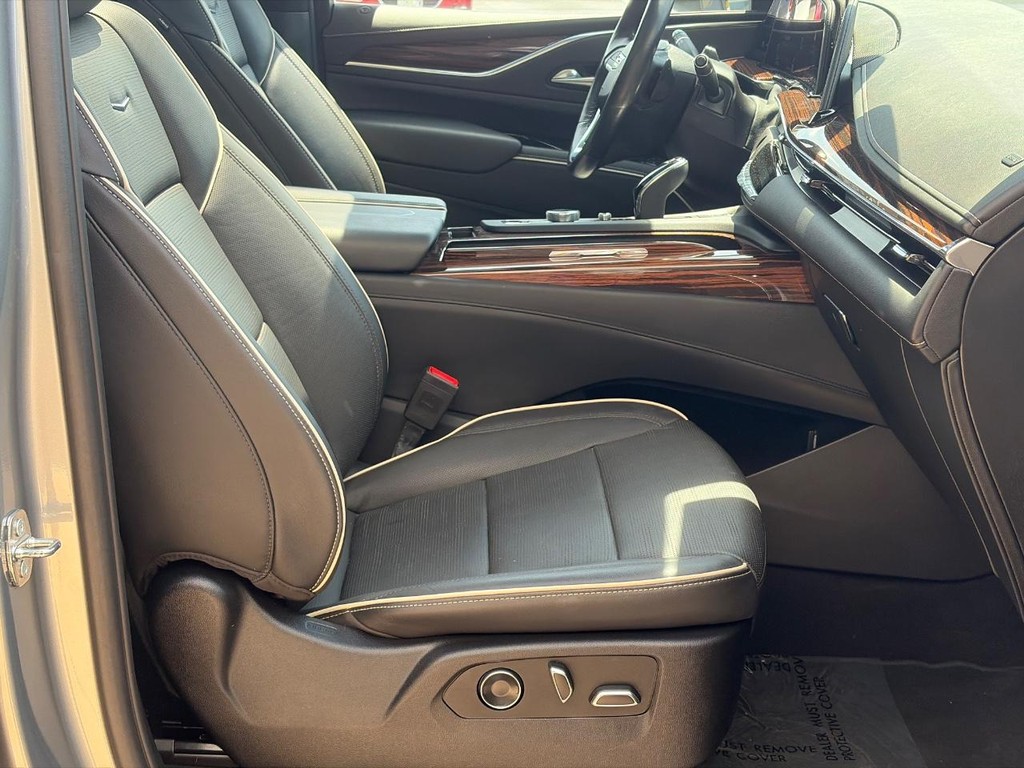 Cadillac Escalade Vehicle Full-screen Gallery Image 16