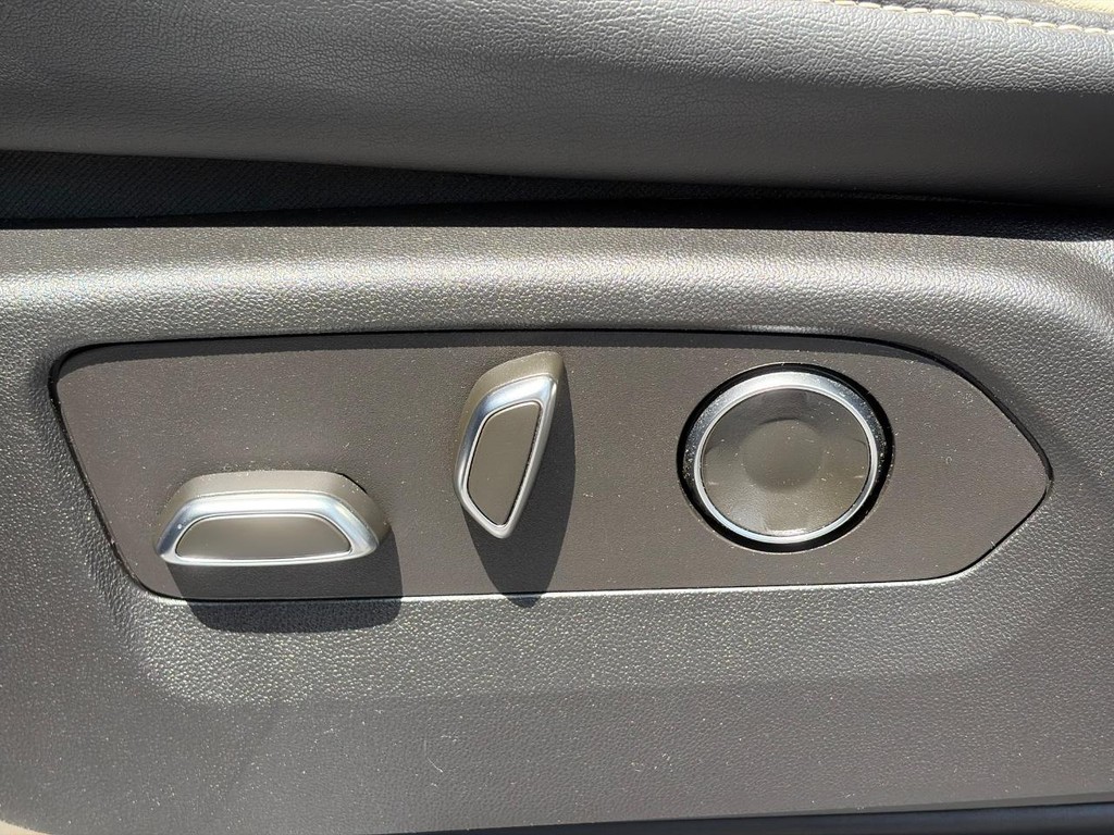 Cadillac Escalade Vehicle Full-screen Gallery Image 18