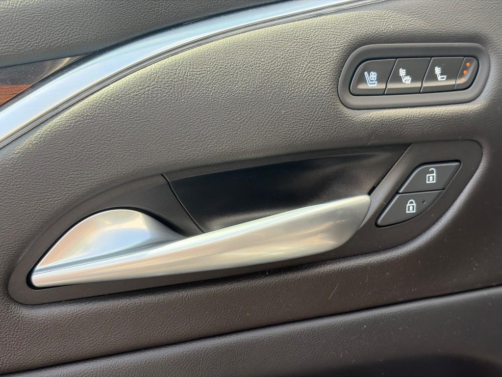 Cadillac Escalade Vehicle Full-screen Gallery Image 19