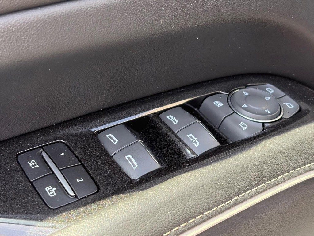 Cadillac Escalade Vehicle Full-screen Gallery Image 20