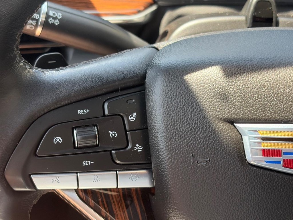 Cadillac Escalade Vehicle Full-screen Gallery Image 22