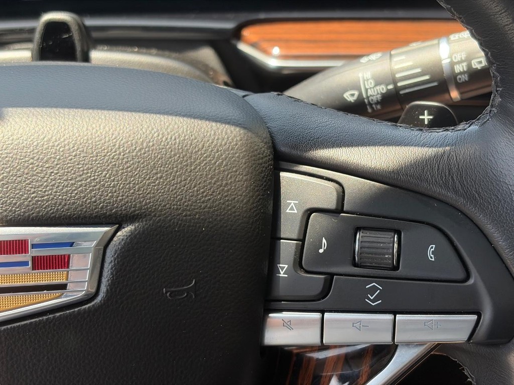 Cadillac Escalade Vehicle Full-screen Gallery Image 23