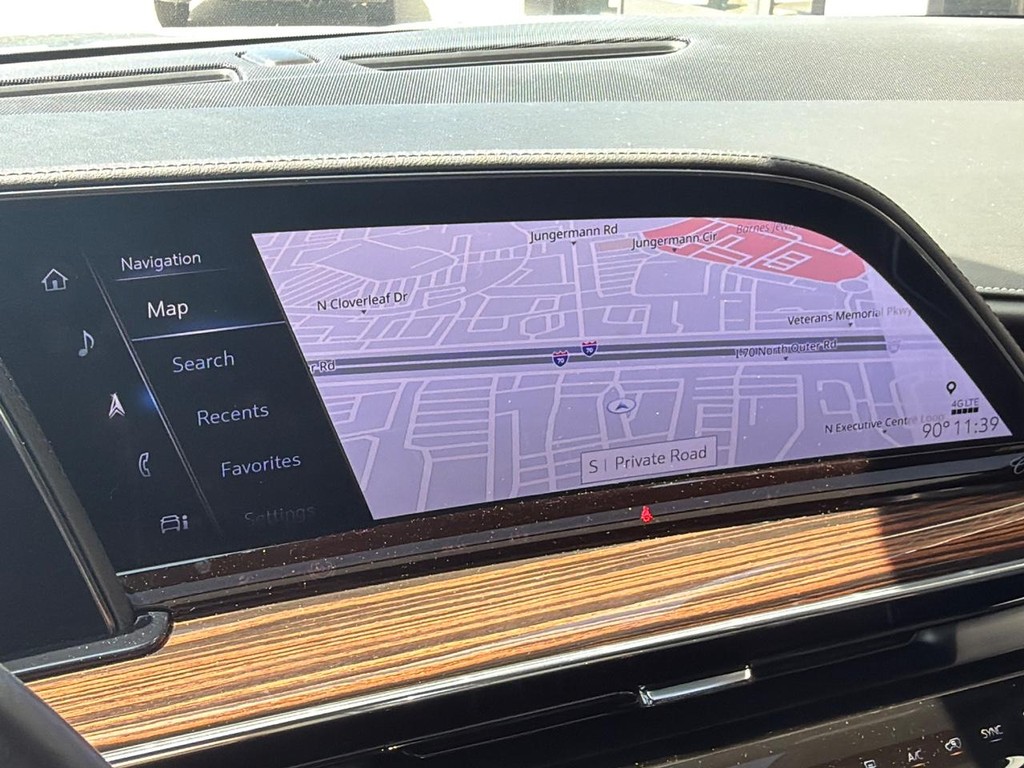 Cadillac Escalade Vehicle Full-screen Gallery Image 25