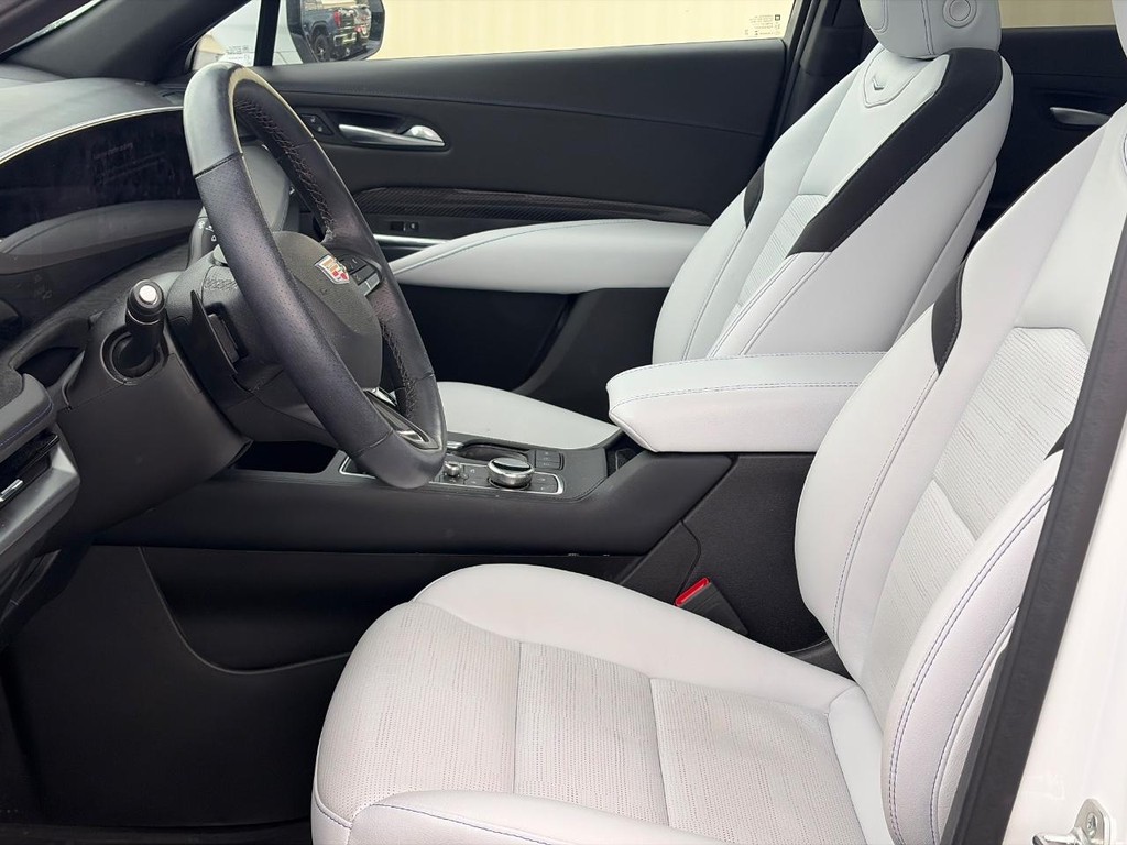 Cadillac XT4 Vehicle Full-screen Gallery Image 04
