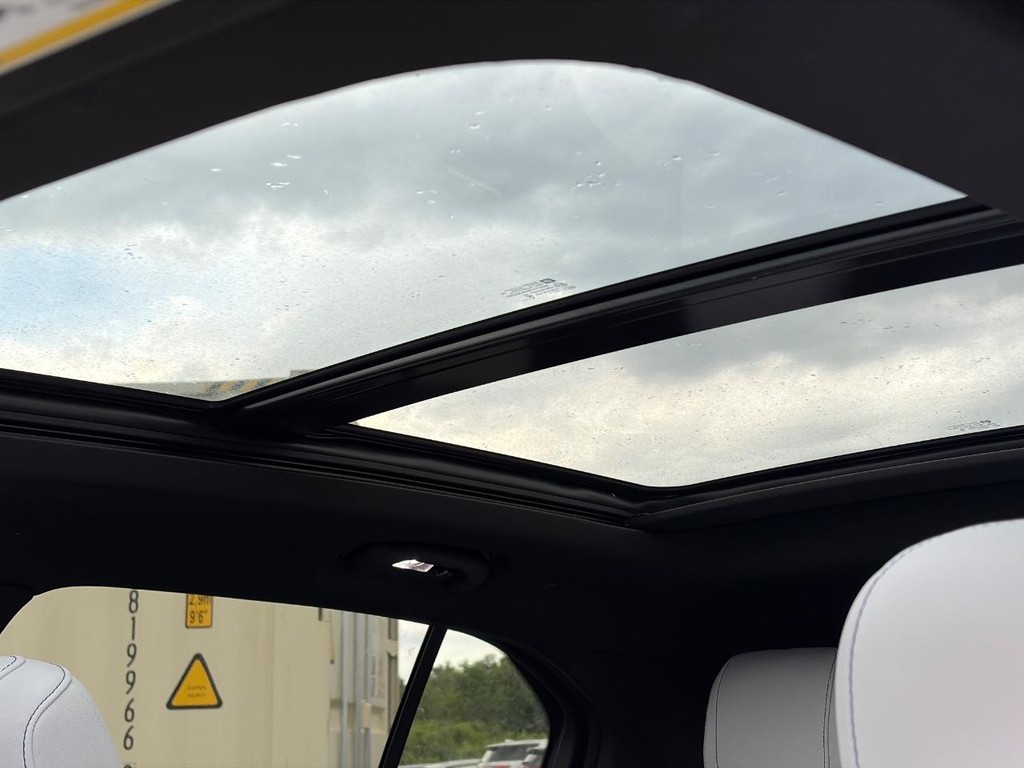 Cadillac XT4 Vehicle Full-screen Gallery Image 05