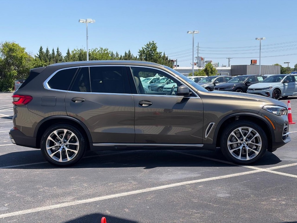 BMW X5 Vehicle Full-screen Gallery Image 04