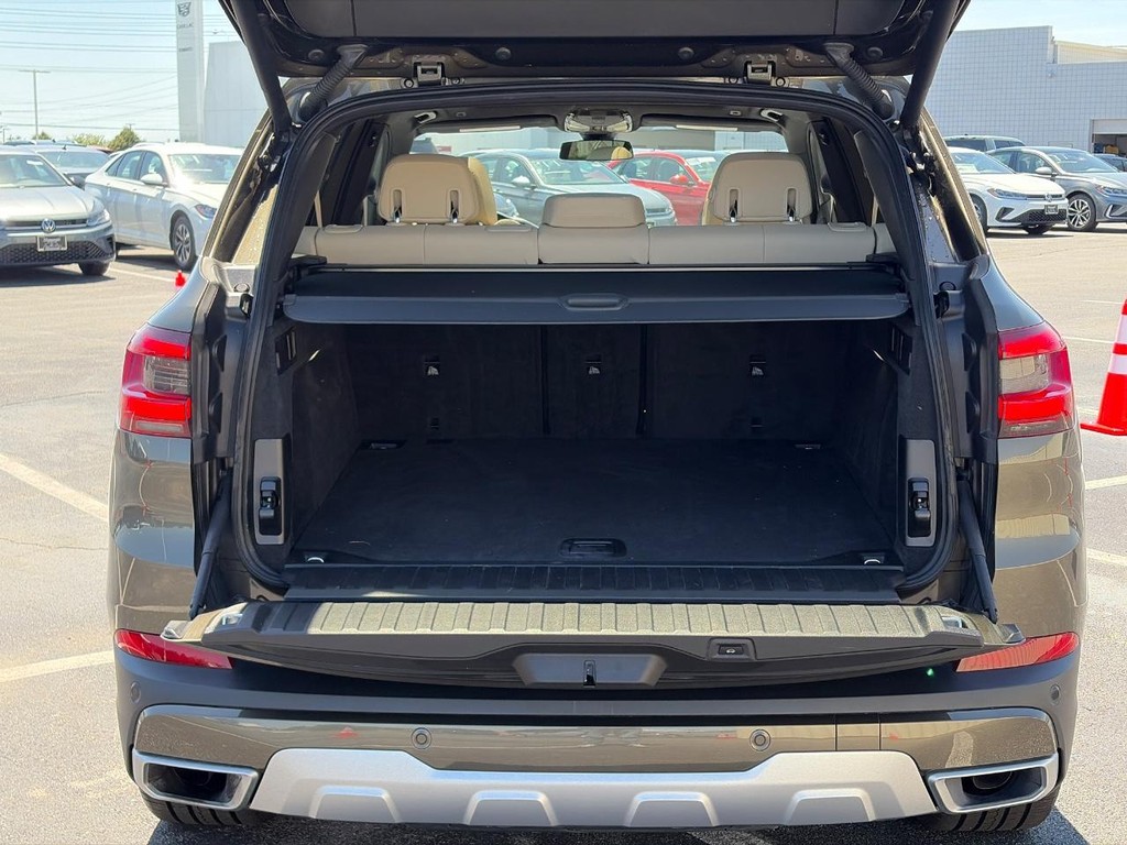 BMW X5 Vehicle Full-screen Gallery Image 07