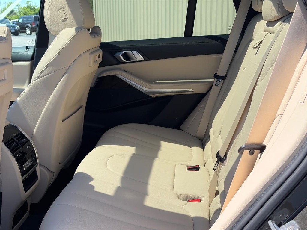 BMW X5 Vehicle Full-screen Gallery Image 10