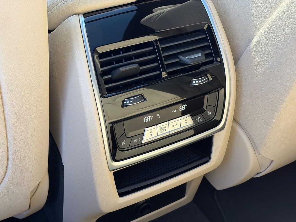 BMW X5 Vehicle Full-screen Gallery Image 11