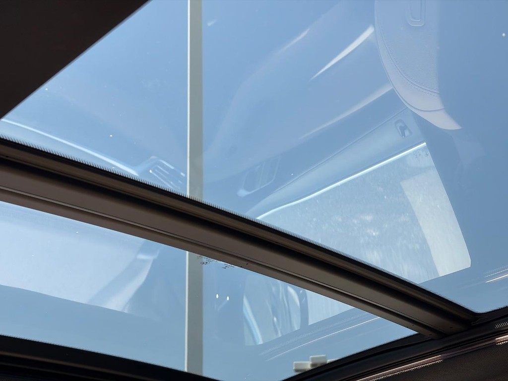 BMW X5 Vehicle Full-screen Gallery Image 12