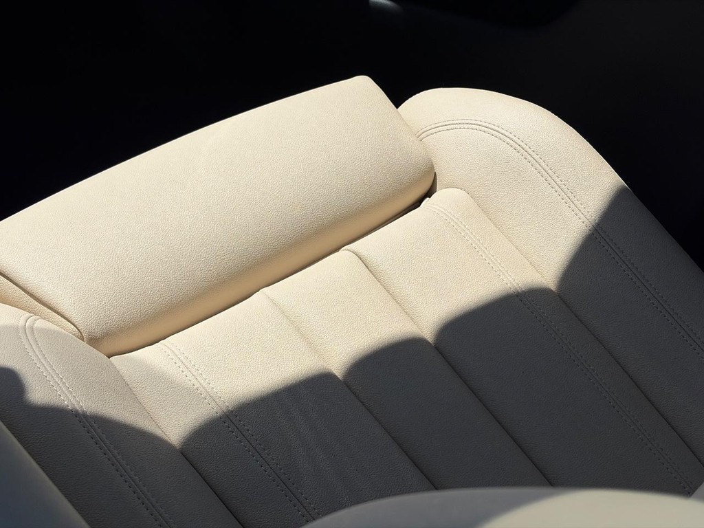 BMW X5 Vehicle Full-screen Gallery Image 17