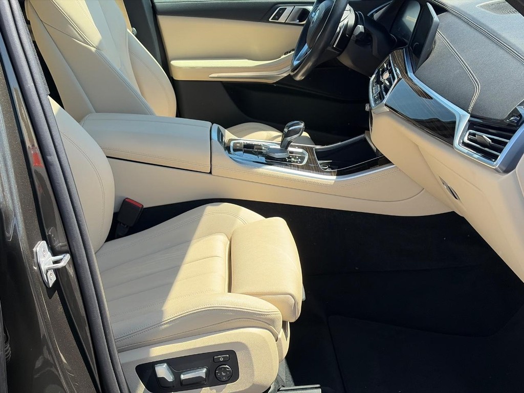 BMW X5 Vehicle Full-screen Gallery Image 19