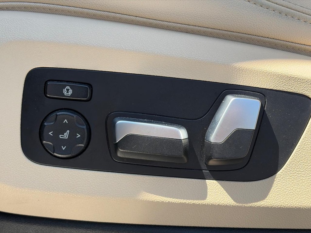 BMW X5 Vehicle Full-screen Gallery Image 21