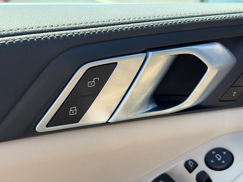 BMW X5 Vehicle Full-screen Gallery Image 22