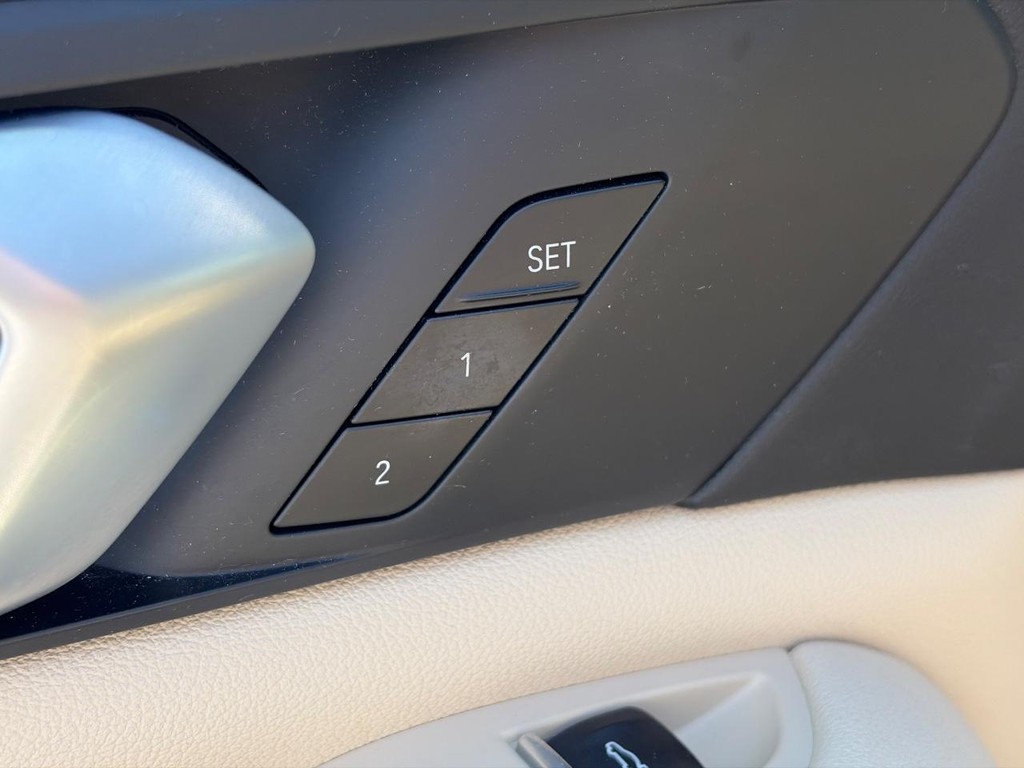 BMW X5 Vehicle Full-screen Gallery Image 24