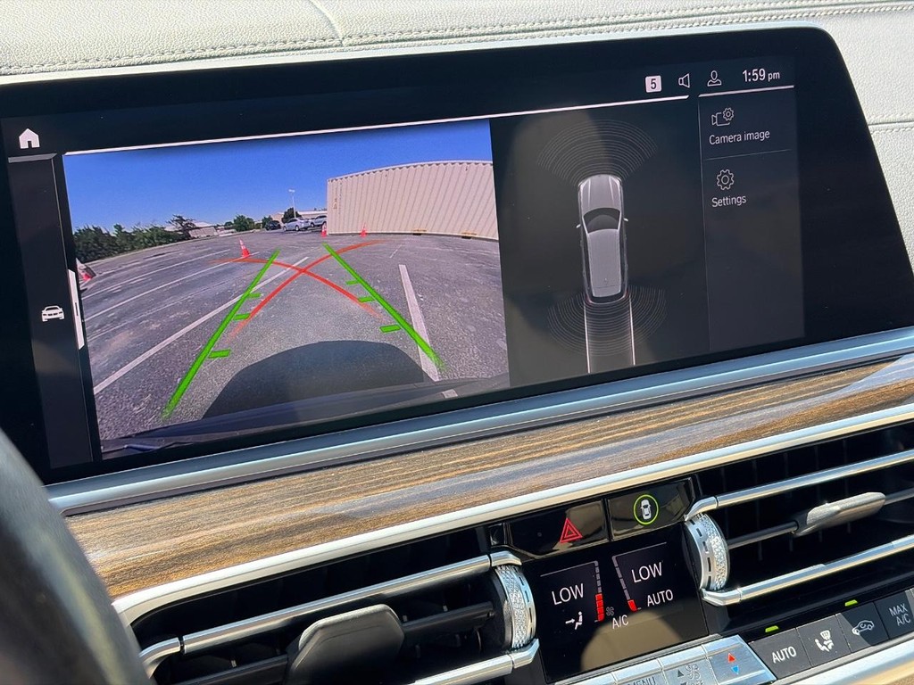 BMW X5 Vehicle Full-screen Gallery Image 30
