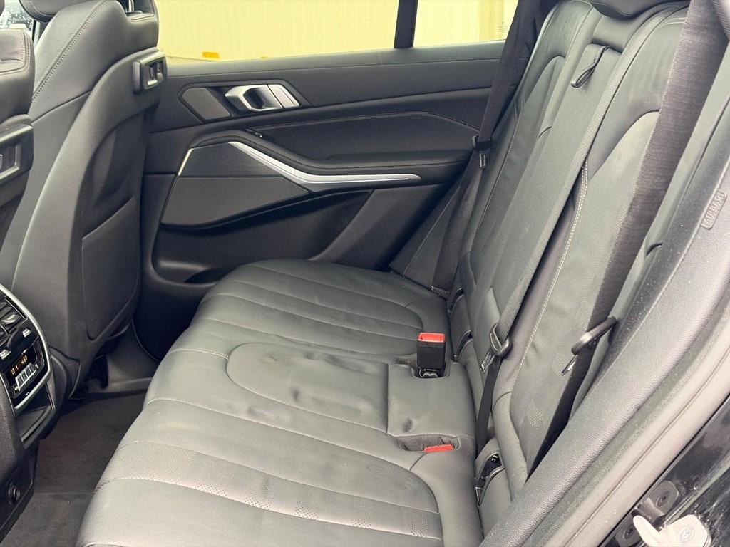 BMW X5 Vehicle Full-screen Gallery Image 10