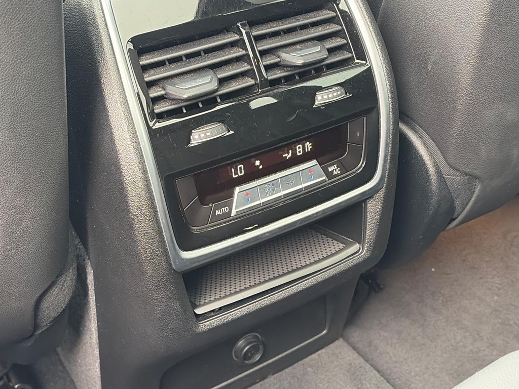 BMW X5 Vehicle Full-screen Gallery Image 11