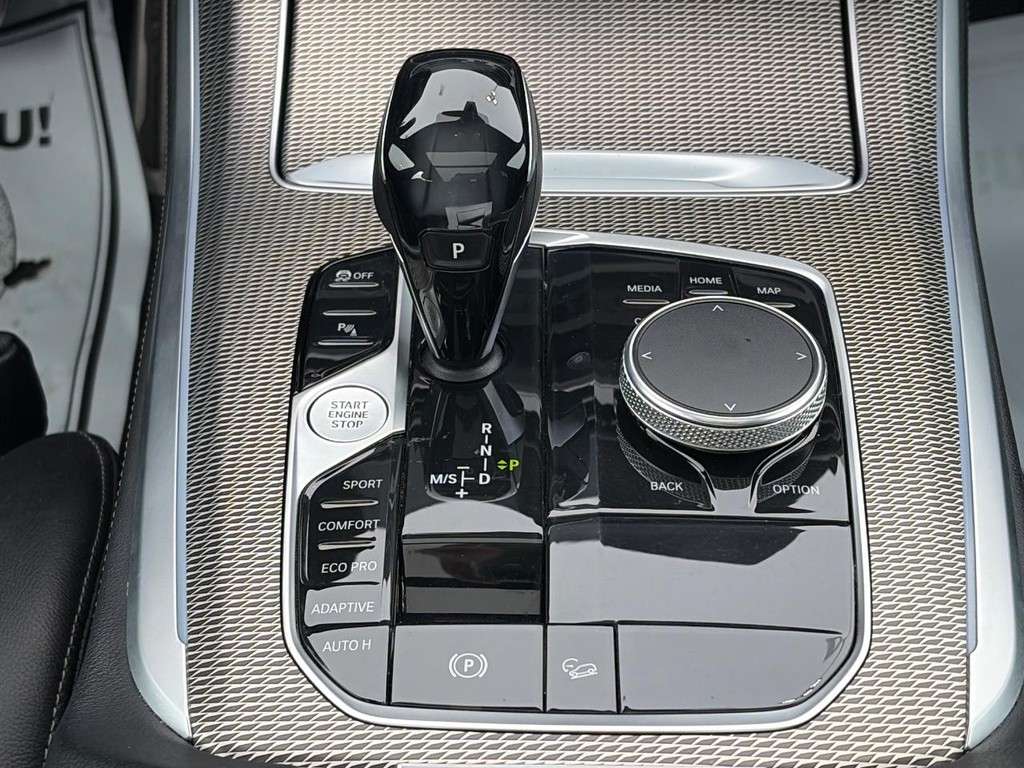 BMW X5 Vehicle Full-screen Gallery Image 16