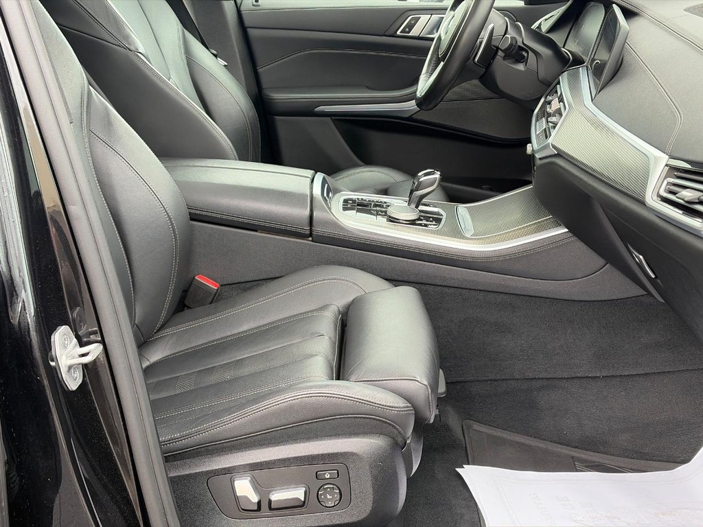 BMW X5 Vehicle Full-screen Gallery Image 18