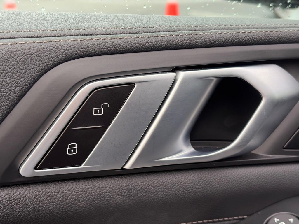 BMW X5 Vehicle Full-screen Gallery Image 21