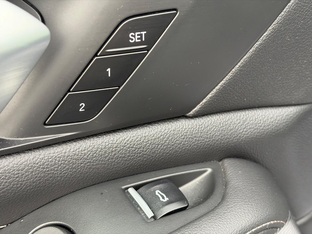 BMW X5 Vehicle Full-screen Gallery Image 23