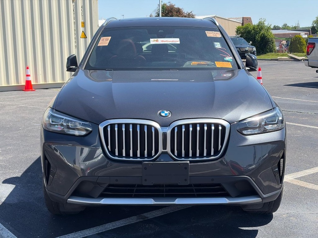 BMW X3 Vehicle Full-screen Gallery Image 02