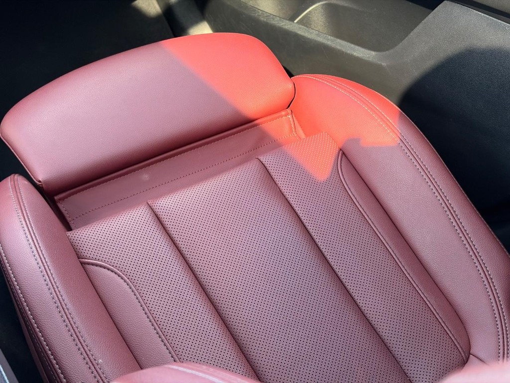 BMW X3 Vehicle Full-screen Gallery Image 17