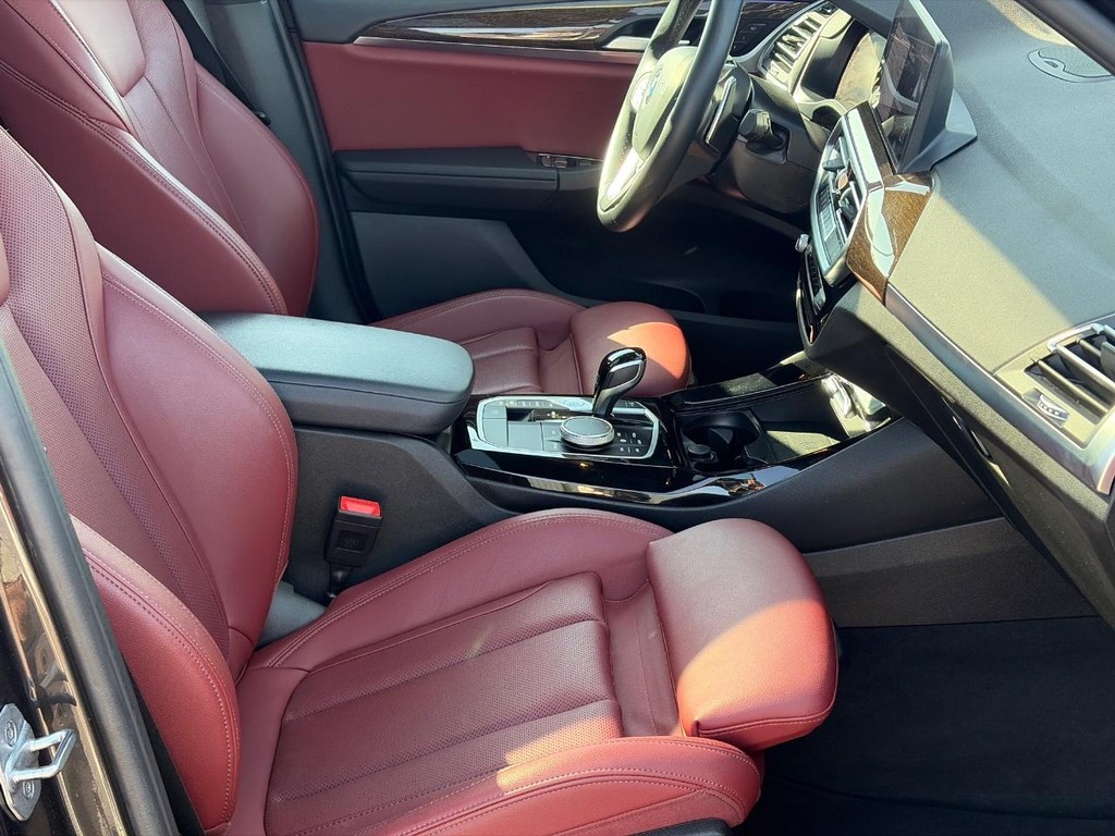 BMW X3 Vehicle Full-screen Gallery Image 18