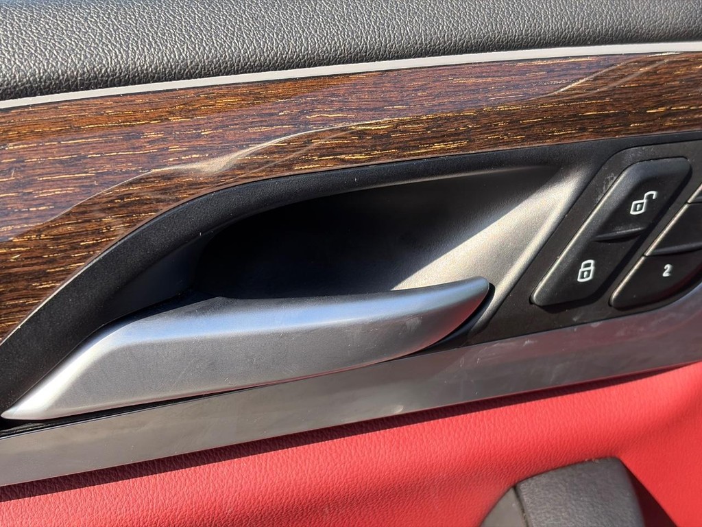 BMW X3 Vehicle Full-screen Gallery Image 21