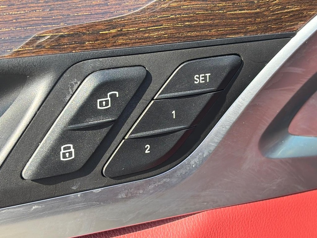 BMW X3 Vehicle Full-screen Gallery Image 23