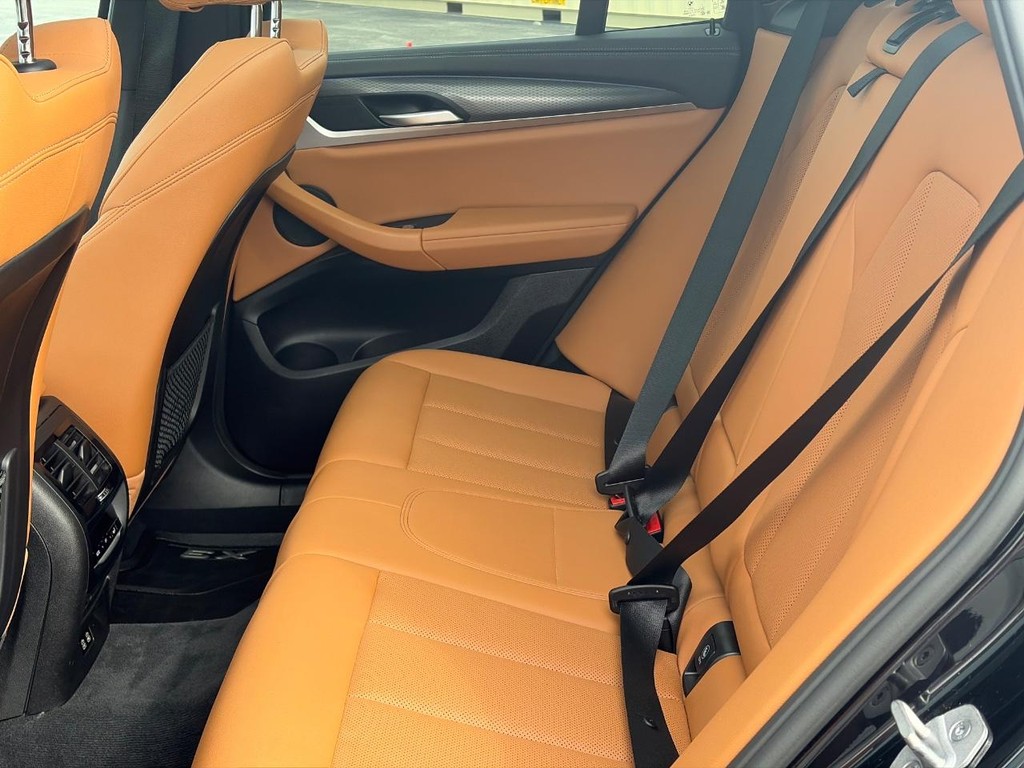 BMW X3 Vehicle Full-screen Gallery Image 09
