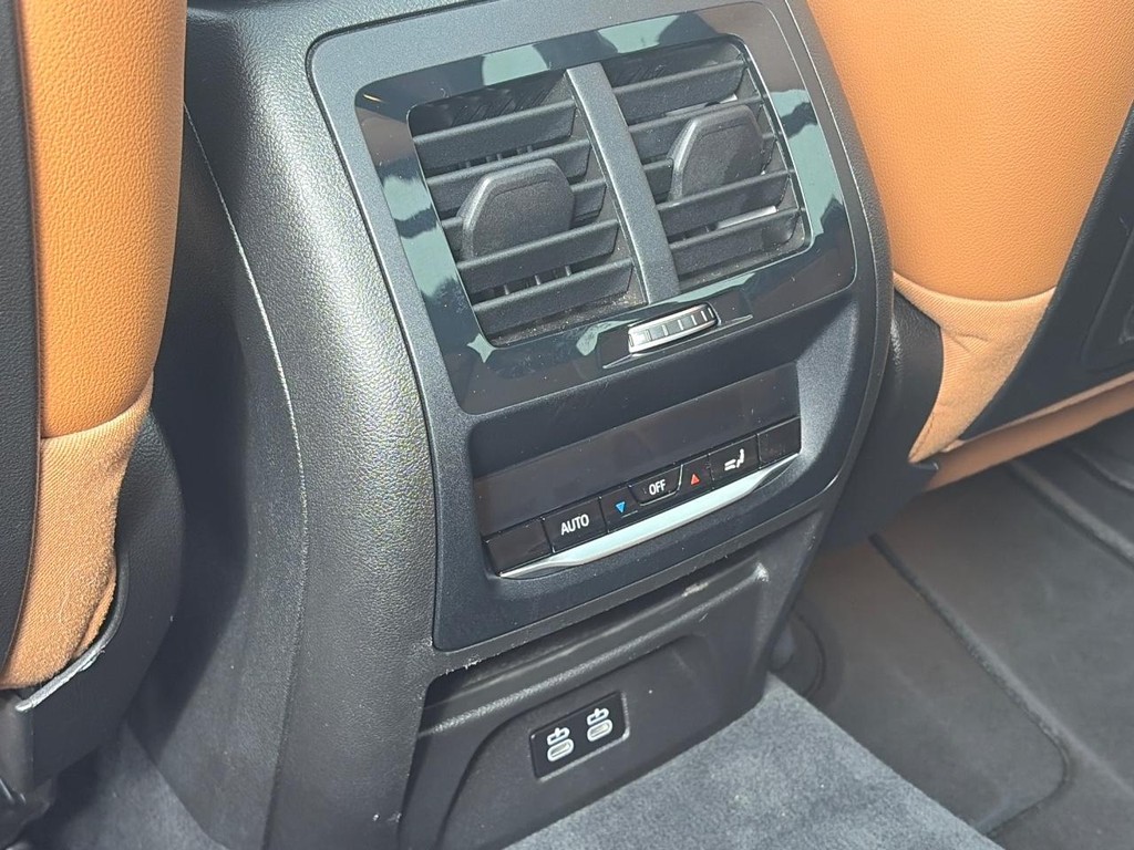 BMW X3 Vehicle Full-screen Gallery Image 10