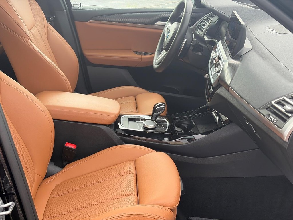 BMW X3 Vehicle Full-screen Gallery Image 17