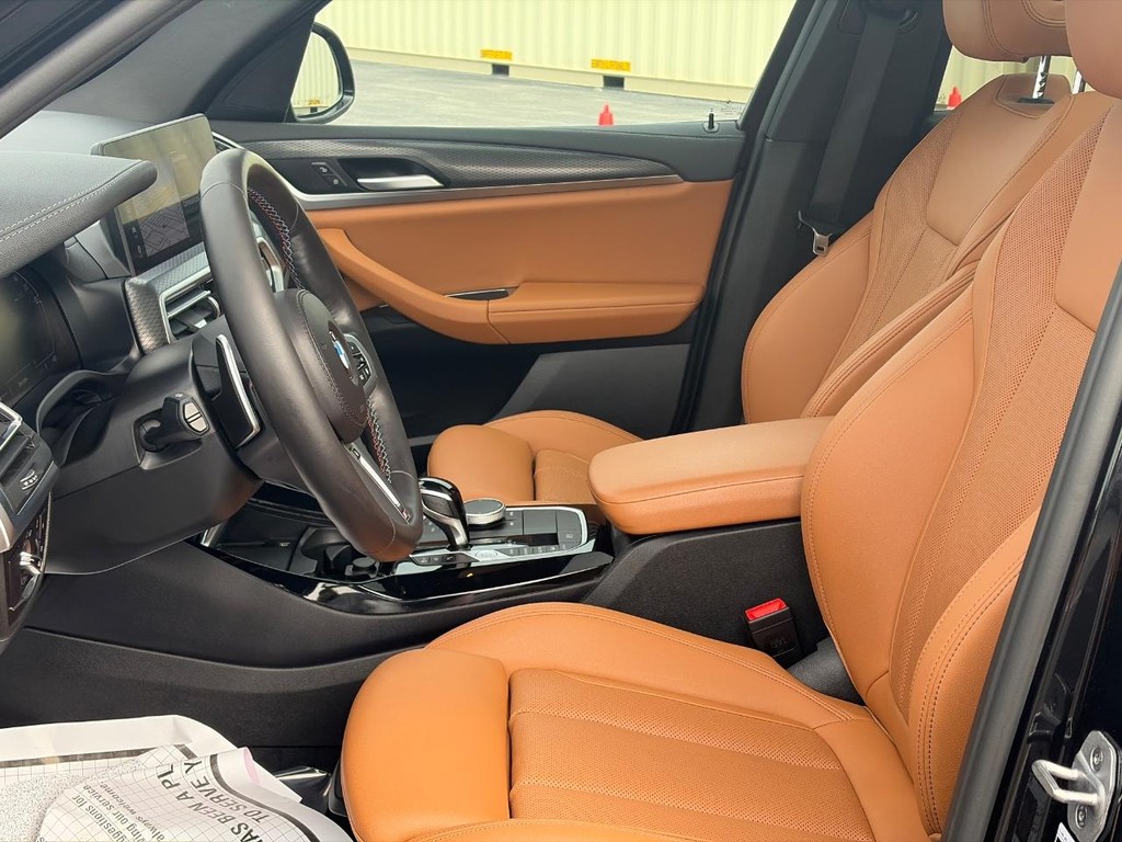 BMW X3 Vehicle Full-screen Gallery Image 18